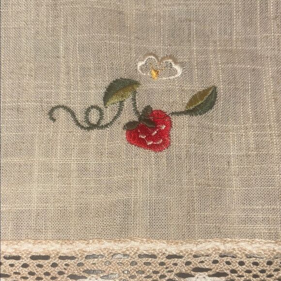 Strawberry Embroidered Lace runner - Picture 2 of 4